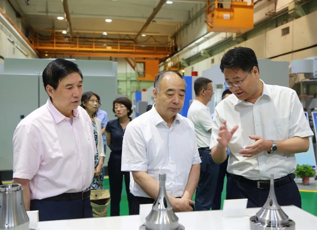 省人大常委會(huì)副主任梁宏賢一行蒞臨秦川集團(tuán)調(diào)研