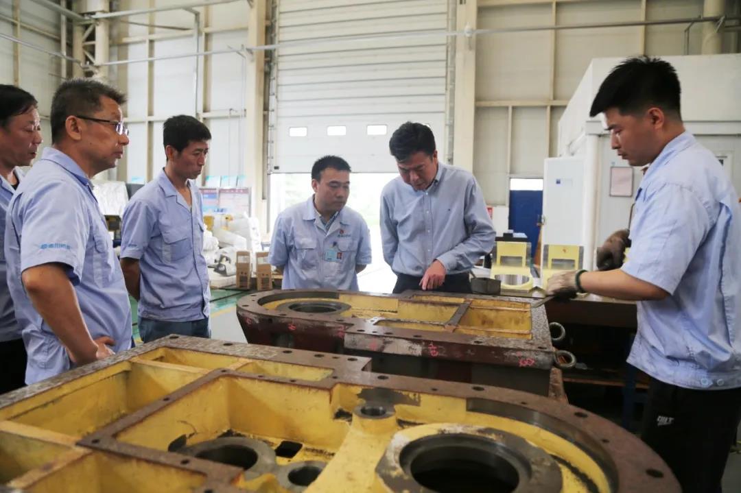 嚴(yán)鑒鉑董事長深入本部生產(chǎn)一線調(diào)研指導(dǎo)工作