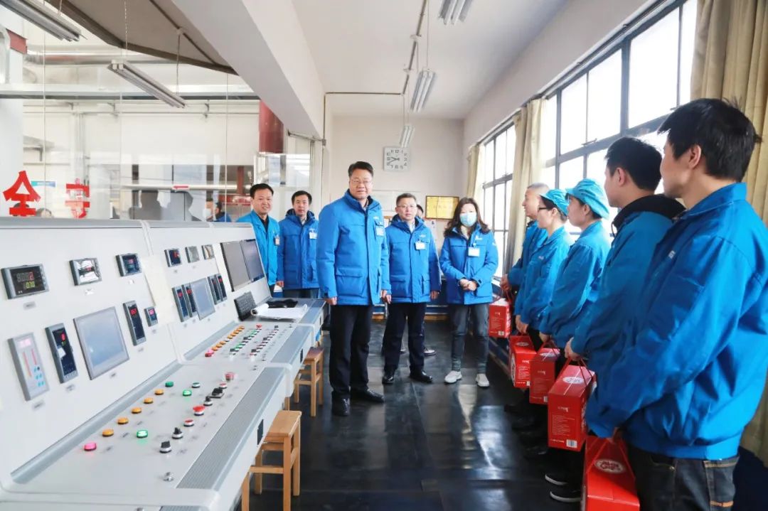 集團(tuán)領(lǐng)導(dǎo)大年初一慰問(wèn)在崗值班員工