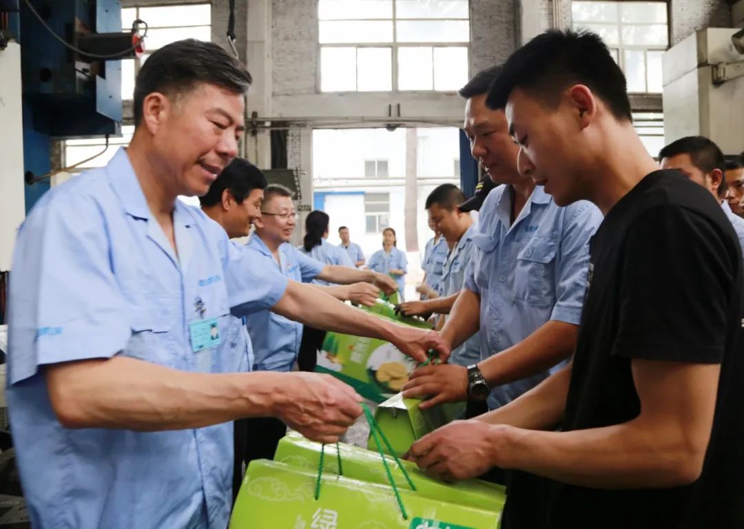 嚴鑒鉑董事長率隊慰問一線加班員工