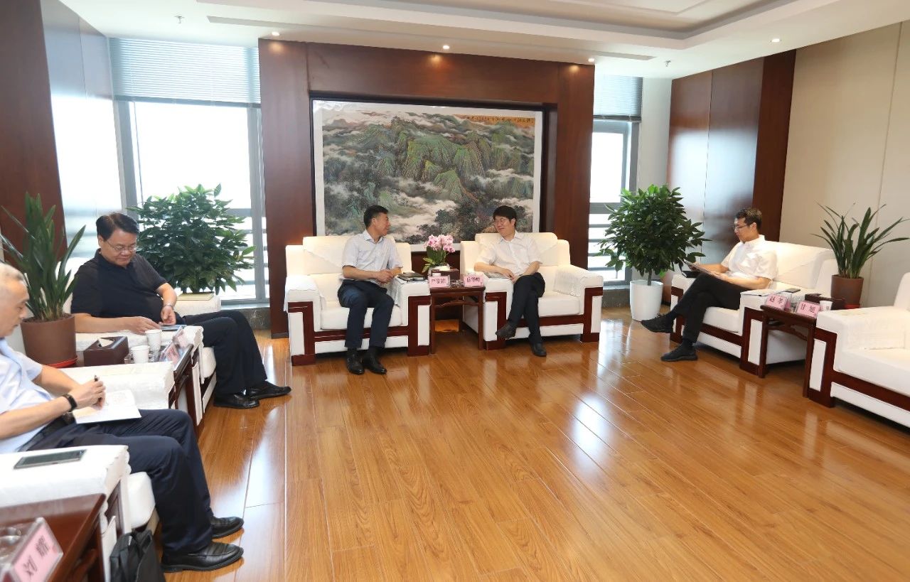 西安市政協(xié)主席、西咸新區(qū)黨工委書記岳華峰會見嚴鑒鉑董事長