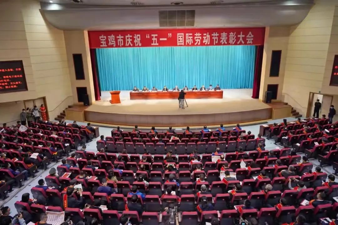 致敬勞模 學習先進